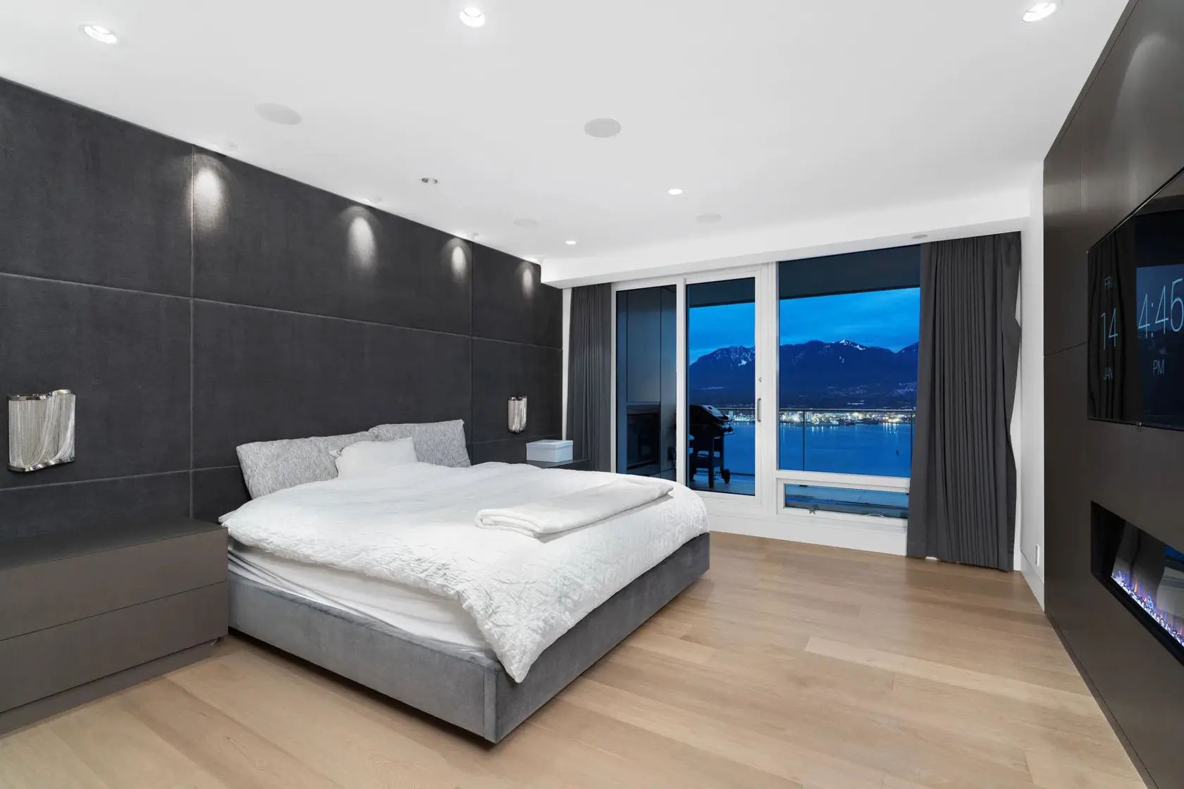 Downtown Vancouver Residence — image 14