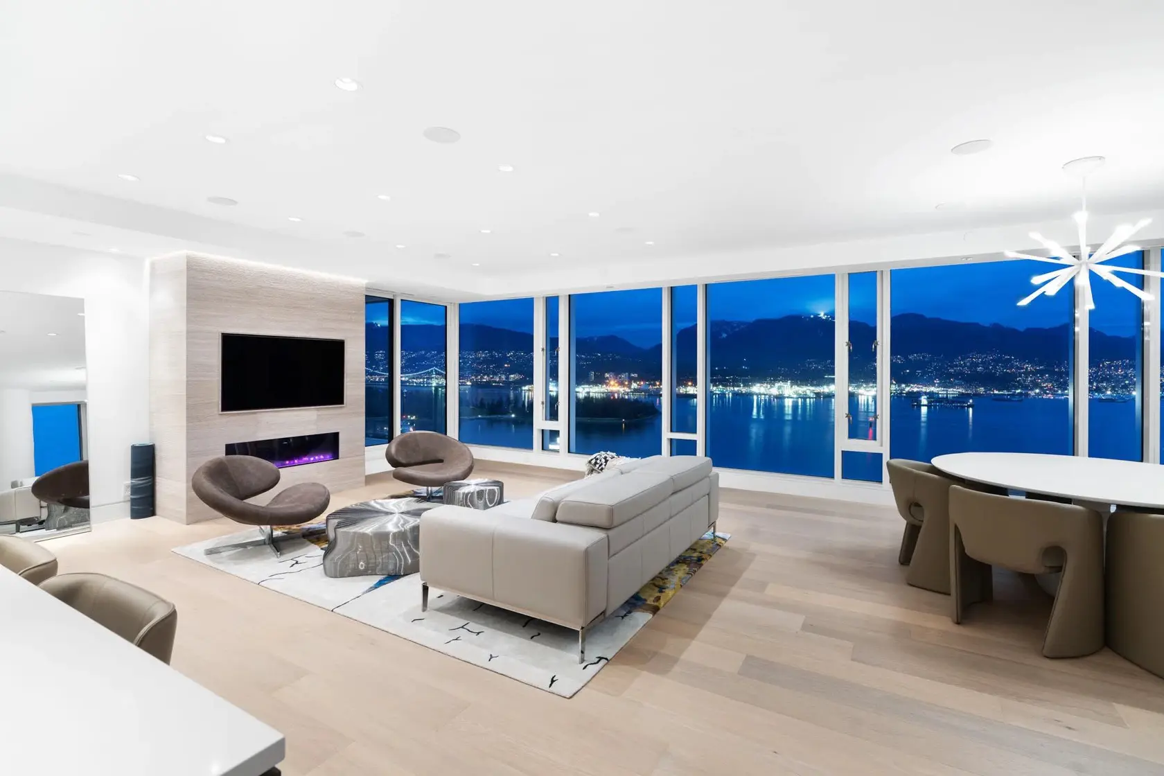 Downtown Vancouver Residence — image 18