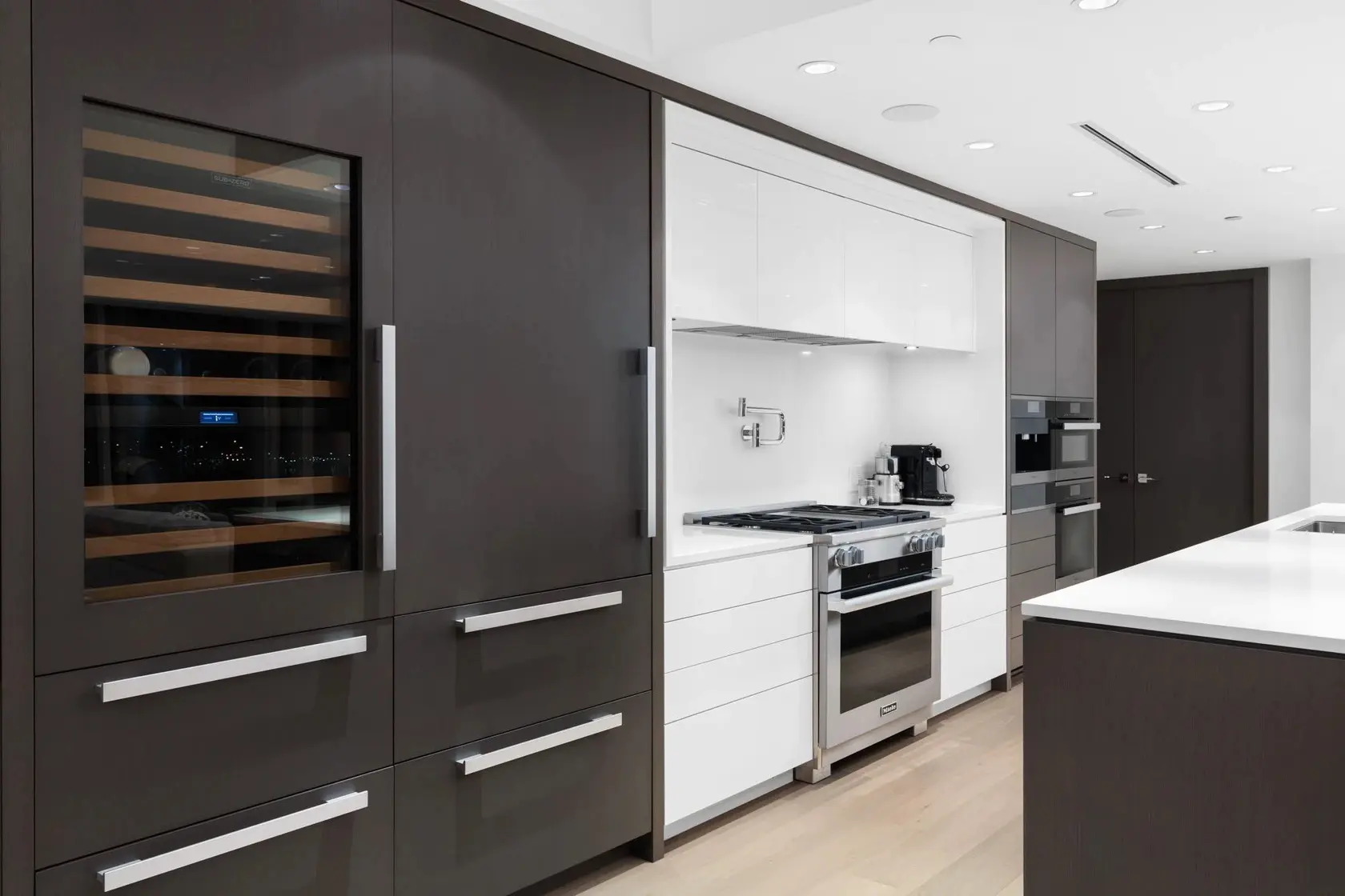 Downtown Vancouver Residence — image 25