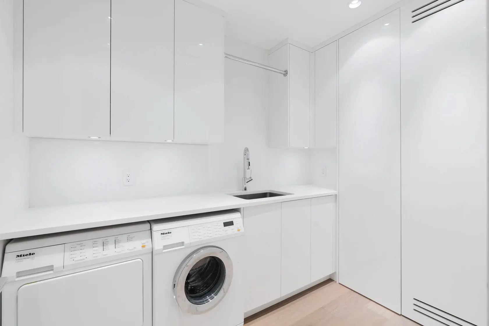 Downtown Vancouver Residence — image 28